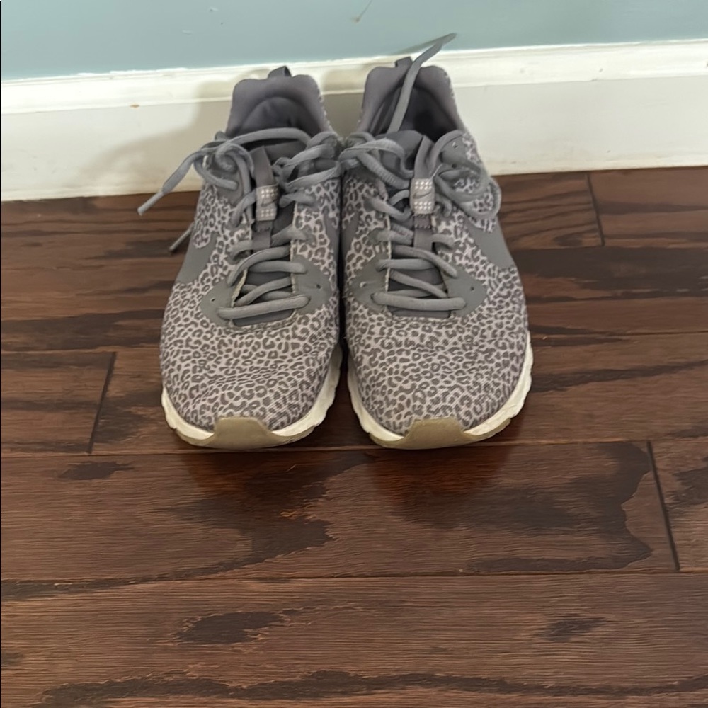 Nike Kids size 7 Sneakers - Gray Leopard Print